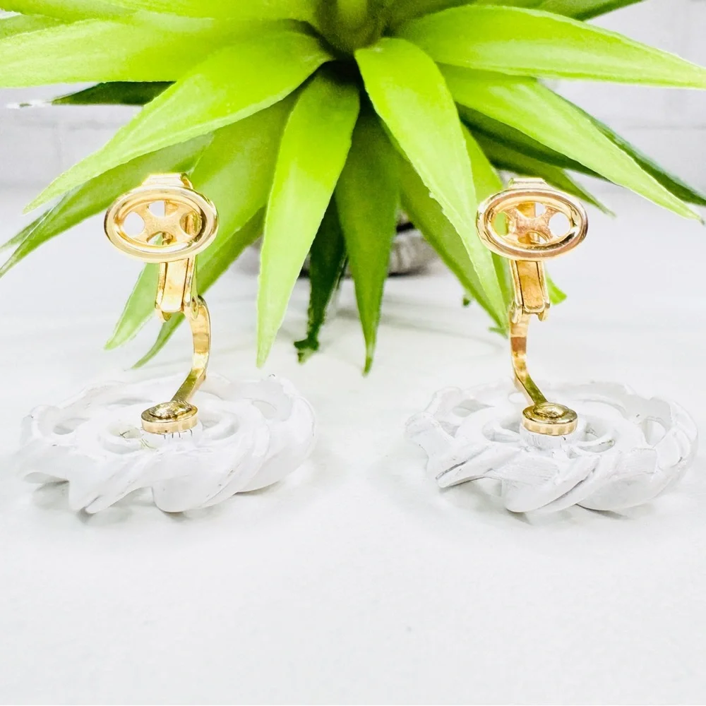 Vintage 60s Crown Trifari White Enamel Pinwheel Swirl Gold Tone Clip Earrings